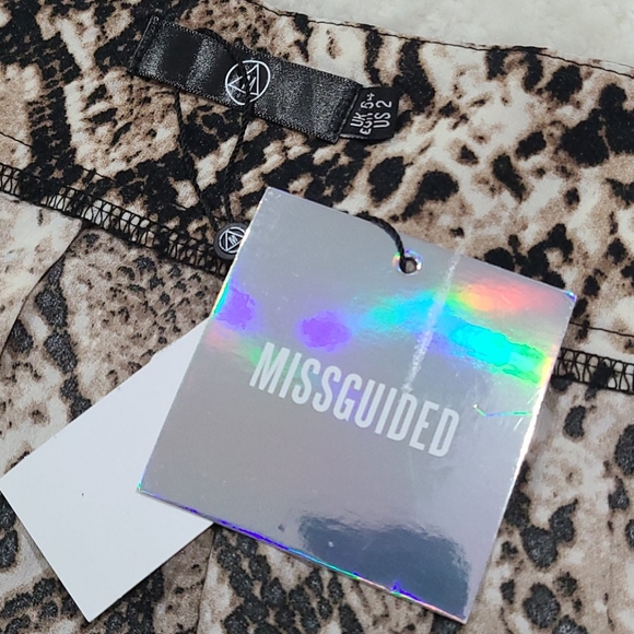 Cute Missguided Woman's Leopard Mini Skirt - Picture 4 of 7